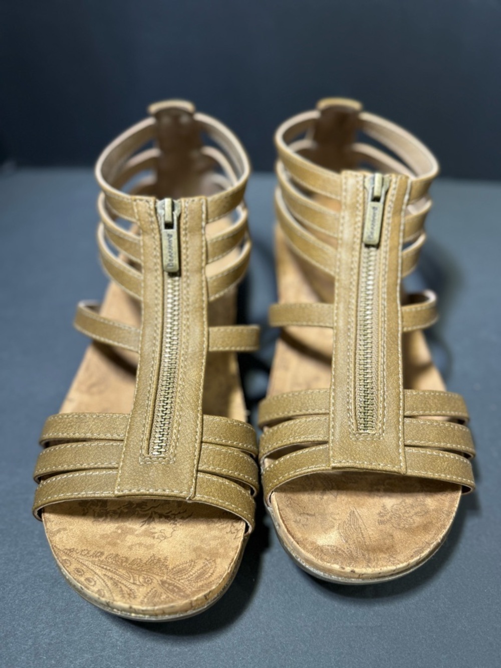 tan Strappy Front-Zip Women’s Gladiator Sandals sz -9W Bear Pas Layla II